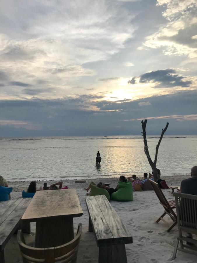 The Exile Sunset Bar & Bungalow Gili Trawangan Exterior photo